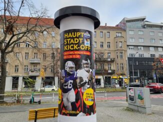 Affiche in Berlijn dat het NFL Berlin Game 2025 aankondigt met de teams Indianapolis Colts en Atlanta Falcons.