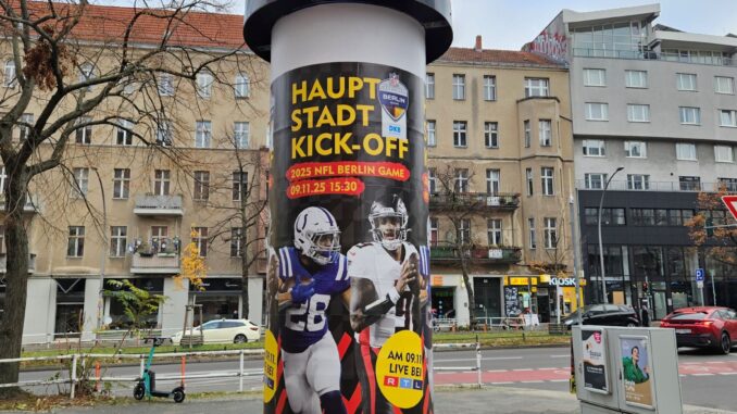 Affiche in Berlijn dat het NFL Berlin Game 2025 aankondigt met de teams Indianapolis Colts en Atlanta Falcons.