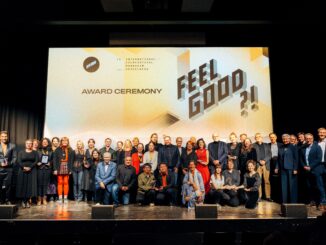 Groepsfoto van alle prijswinnaars en genomineerden tijdens de Award Ceremony van het 74e Internationaal Filmfestival Mannheim-Heidelberg 2025.
