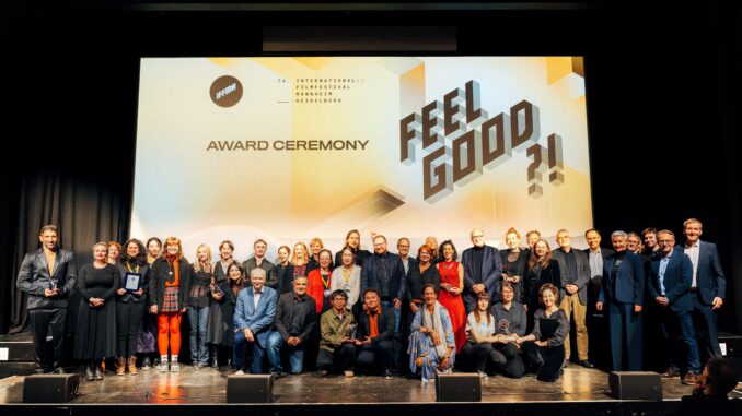 Groepsfoto van alle prijswinnaars en genomineerden tijdens de Award Ceremony van het 74e Internationaal Filmfestival Mannheim-Heidelberg 2025.