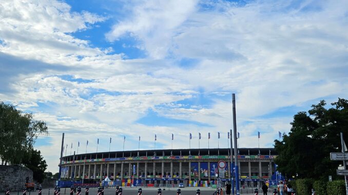 Ingang van het Olympiastadion in Berlijn, locatie van het NFL Berlin Game 2025.