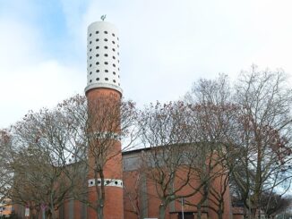 Sankt Michael-kerk in Frankfurt met de kenmerkende ronde toren aan de Gellertstraße.