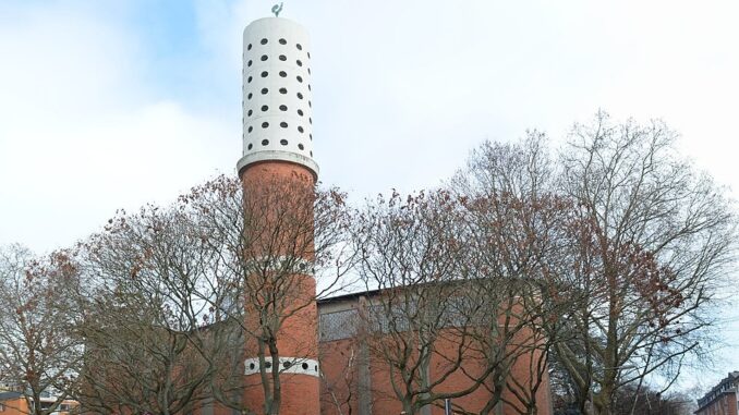 Sankt Michael-kerk in Frankfurt met de kenmerkende ronde toren aan de Gellertstraße.