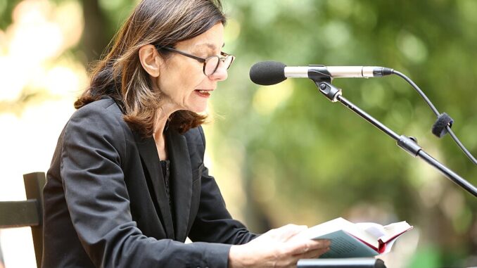 Ursula Krechel tijdens een lezing in 2018