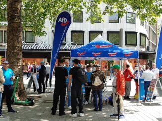 AfD-informatiestand en tegendemonstratie op het Platz der Weltausstellung in Hannover
