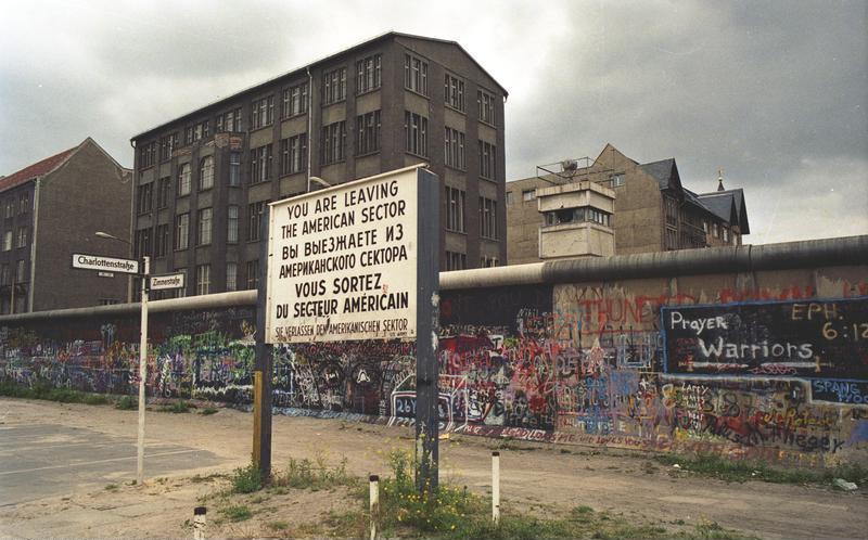 De Berlijnse Muur in Kreuzberg, vlak bij Checkpoint Charlie, juni 1988