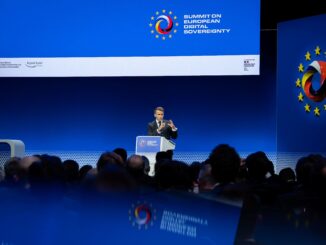 Emmanuel Macron spreekt op de Summit on European Digital Sovereignty in Berlijn.