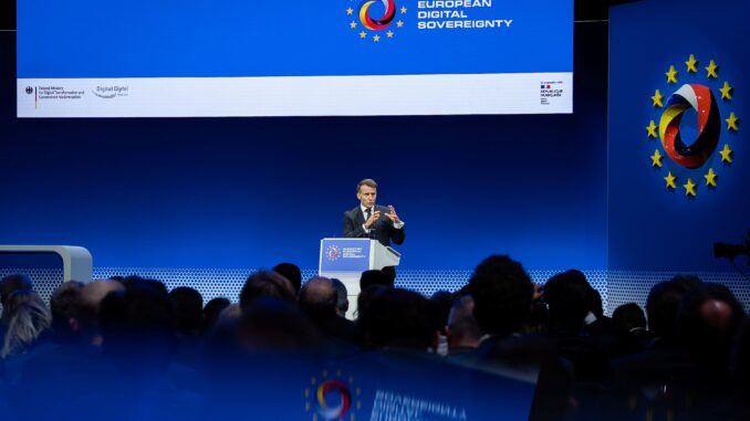 Emmanuel Macron spreekt op de Summit on European Digital Sovereignty in Berlijn.