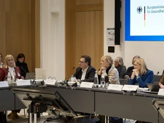 Nina Warken en Dorothee Bär tijdens de startbijeenkomst van het Duitse ministerie over Long Covid en ME/CFS.