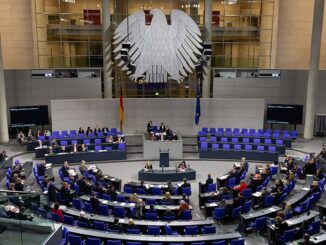 Plenaire zaal van de Duitse Bondsdag in Berlijn met parlementsleden tijdens een zitting in 2020.