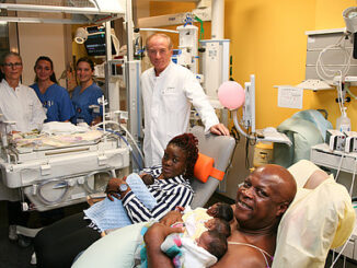 De ouders met hun pasgeboren vijfling en het medische team van de Charité in Berlijn