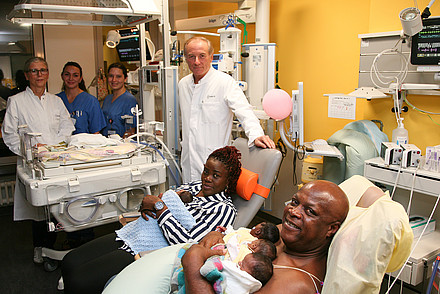 De ouders met hun pasgeboren vijfling en het medische team van de Charité in Berlijn