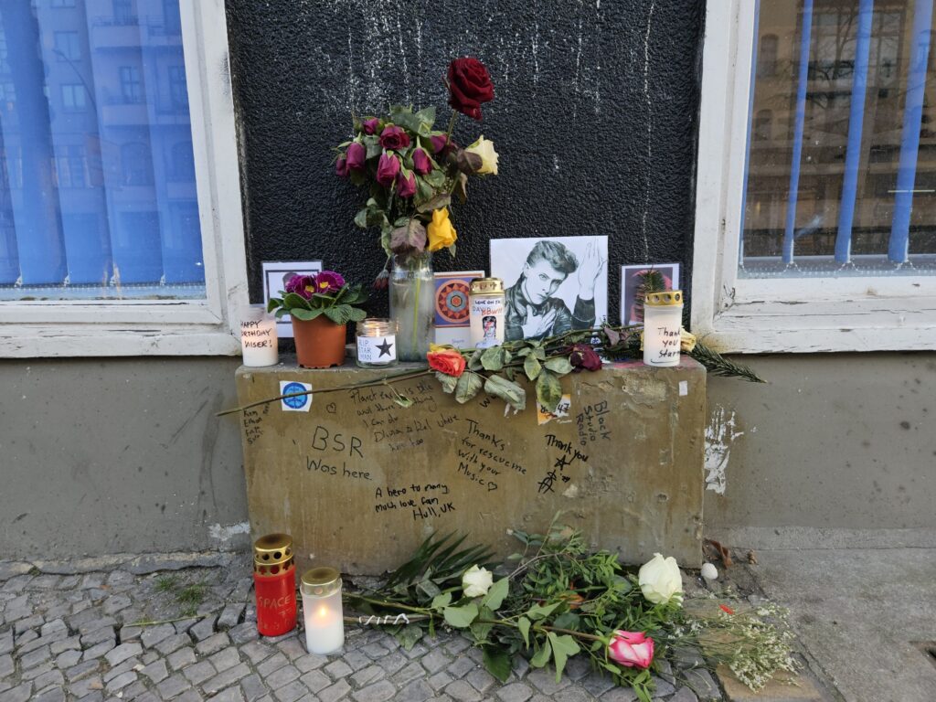 Gedenkplek voor David Bowie bij zijn vroegere woning in Berlijn-Schöneberg