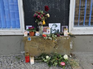 Gedenkplek voor David Bowie bij zijn vroegere woning in Berlijn-Schöneberg