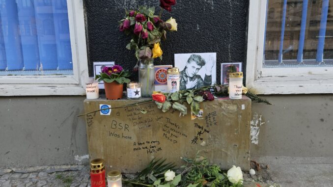 Gedenkplek voor David Bowie bij zijn vroegere woning in Berlijn-Schöneberg