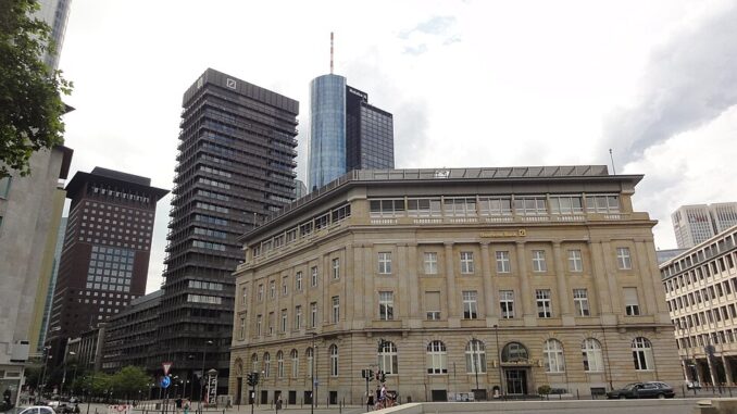 Historisch Deutsche-Bank-gebouw uit 1904 aan de Roßmarkt 18 in Frankfurt, met moderne hoogbouw van Deutsche Bank op de achtergrond.