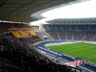 Fanchoreografie van Dynamo Dresden in het Olympiastadion in Berlijn tijdens een uitwedstrijd in 2012.