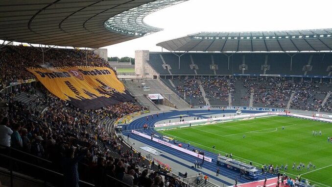 Fanchoreografie van Dynamo Dresden in het Olympiastadion in Berlijn tijdens een uitwedstrijd in 2012.