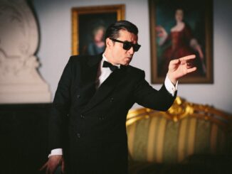 Zanger in smoking tijdens scène uit de musical Falco meets Amadeus.