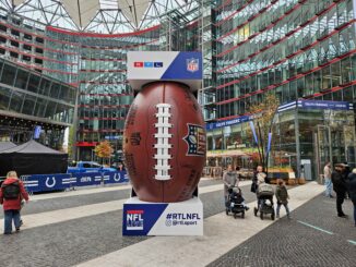 Colts Fanzone am Potsdamer Platz in Berlijn met reusachtige NFL-football bij het Sony Center