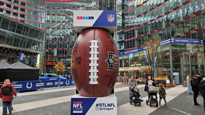 Colts Fanzone am Potsdamer Platz in Berlijn met reusachtige NFL-football bij het Sony Center