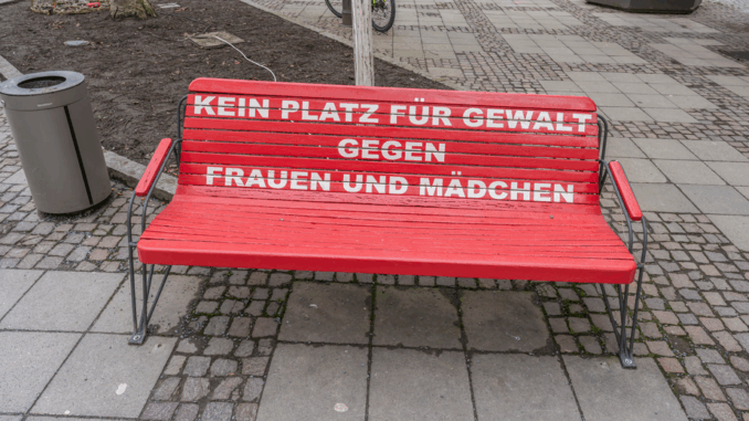 Rode bank met de tekst „Kein Platz für Gewalt gegen Frauen und Mädchen“ als protest tegen geweld