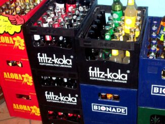 Kratten met Fritz-Kola en andere frisdranken in een winkel in Essen, Duitsland.