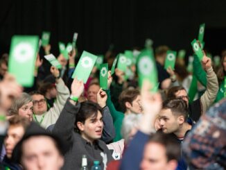 Stemprocedure met groene stemkaarten tijdens het partijcongres van Bündnis 90/Die Grünen in Berlijn, 2025.