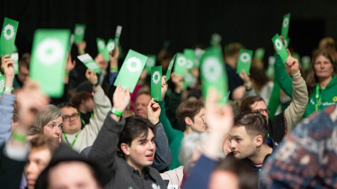 Stemprocedure met groene stemkaarten tijdens het partijcongres van Bündnis 90/Die Grünen in Berlijn, 2025.