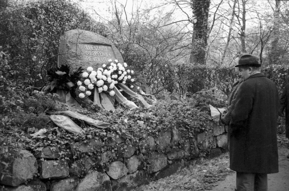 Herdenkingsplechtigheid 50 jaar Novemberrevolutie 1918 op begraafplaats Eichhof in Kiel (1968)