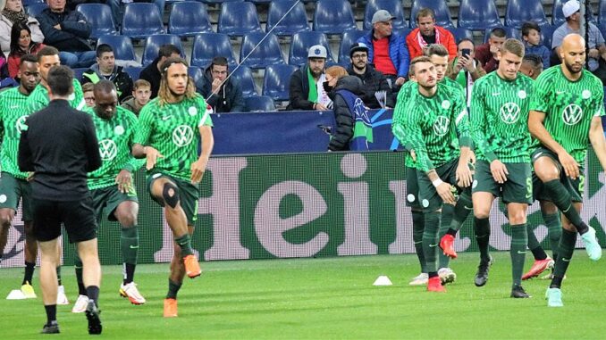Spelers van VfL Wolfsburg tijdens de warming-up in de Champions League 2021/22