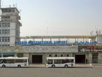Kabul International Airport in 2008, zicht op terminal en bussen voor het gebouw.