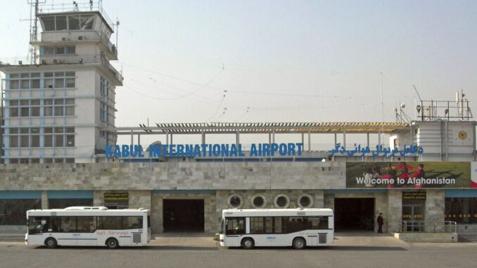 Kabul International Airport in 2008, zicht op terminal en bussen voor het gebouw.