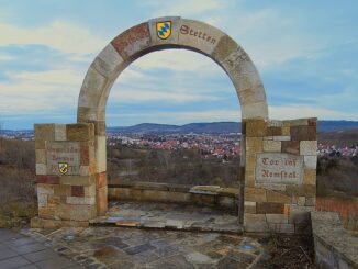 Uitzicht vanaf het Tor zum Remstal in Kernen-Stetten, met het dal en de dorpskern op de achtergrond.