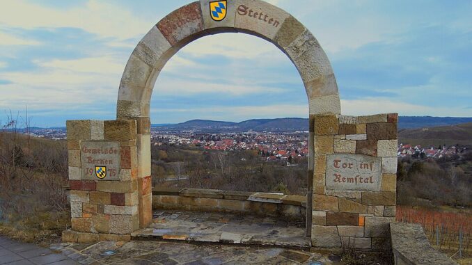 Uitzicht vanaf het Tor zum Remstal in Kernen-Stetten, met het dal en de dorpskern op de achtergrond.