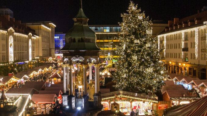 Kerstmarkt Maagdenburg met verlichte kraampjes en grote kerstboom