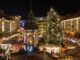 Kerstmarkt Maagdenburg met verlichte kraampjes en grote kerstboom