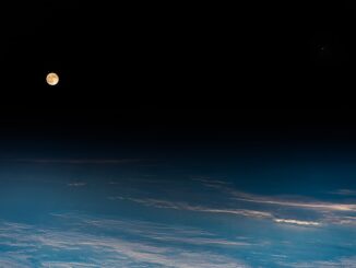 De maan en Mars boven de aardatmosfeer, gezien vanuit het internationale ruimtestation ISS.