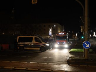 Politie- en bergingsvoertuig bij nacht na de aanslag op de kerstmarkt in Maagdenburg