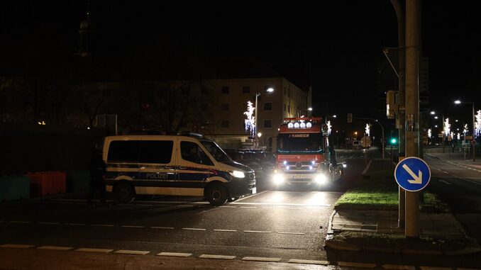 Politie- en bergingsvoertuig bij nacht na de aanslag op de kerstmarkt in Maagdenburg