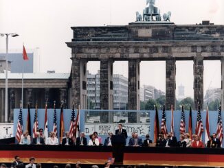 President Reagan houdt in 1987 een toespraak bij de Brandenburger Tor in Berlijn, met de Berlijnse Muur op de achtergrond.