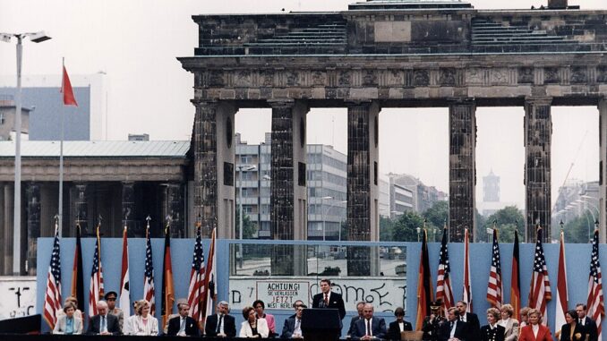 President Reagan houdt in 1987 een toespraak bij de Brandenburger Tor in Berlijn, met de Berlijnse Muur op de achtergrond.