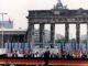 President Reagan houdt in 1987 een toespraak bij de Brandenburger Tor in Berlijn, met de Berlijnse Muur op de achtergrond.