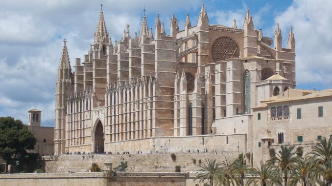 Kathedraal La Seu in Palma de Mallorca – symbool van het eiland dat jarenlang het favoriete vakantieoord van Duitsers was