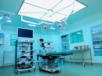 Moderne operatiekamer met medische apparatuur en operatietafel.