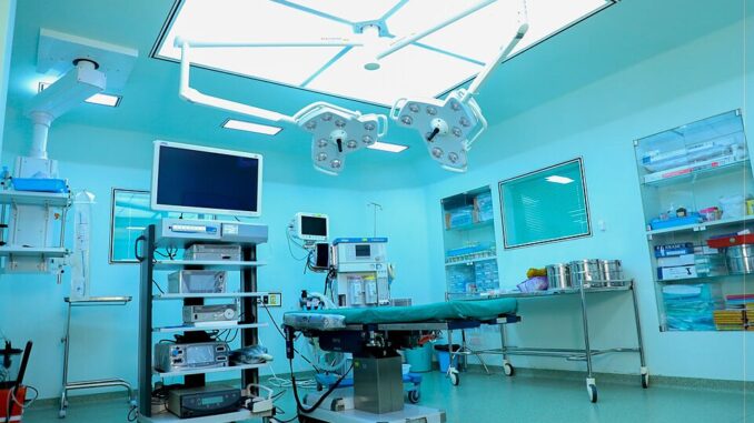 Moderne operatiekamer met medische apparatuur en operatietafel.