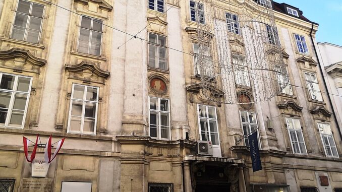 Gevel van het Palais Wilczek in Wenen, waar de Österreichische Gesellschaft für Literatur is gevestigd.