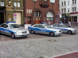 Politieauto’s geparkeerd voor politiebureau Davidwache in Hamburg.