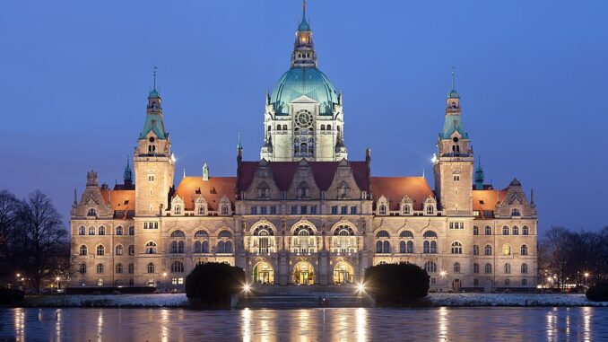 Het nieuwe stadhuis van Hannover in de avondschemering