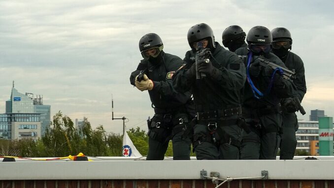 Zwaarbewapende SEK-agenten tijdens een oefening in Düsseldorf